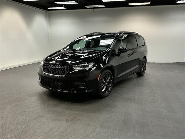 2024 Chrysler Pacifica Limited AWD's photo